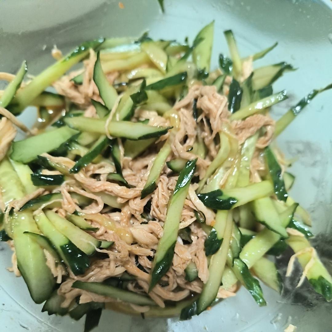 手撕麻辣鸡丝，麻麻辣辣的感觉很夏天