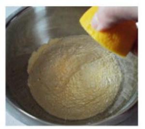蜜汁柠香玉米糕的做法 步骤2