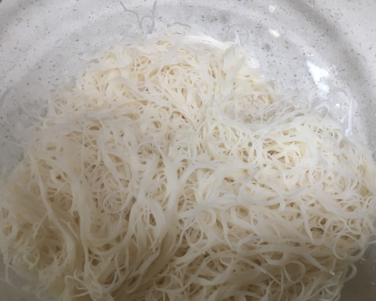 香菇牛肉米线汤的做法 步骤2