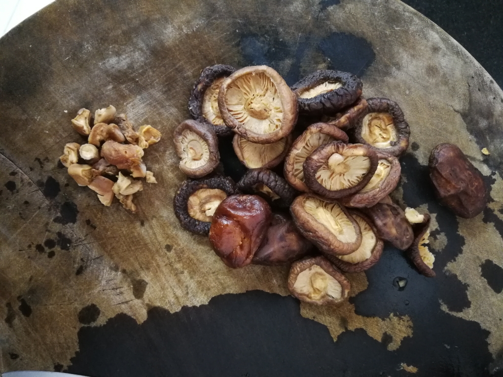 腐竹腩肉冬菇煲（下饭神器）的做法 步骤3