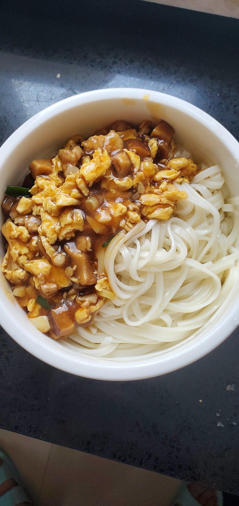 宁月曦语做的香菇肉丁打卤面