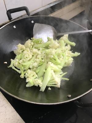 清炒有机花菜的做法 步骤8