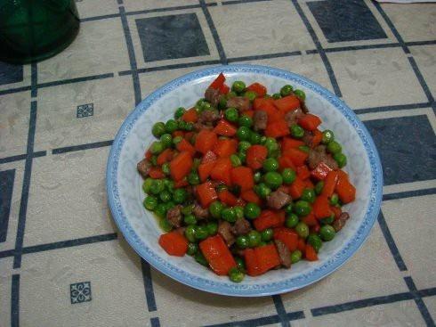 胡萝卜豌豆炒肉丁的做法