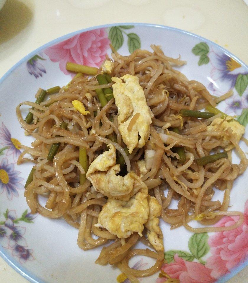 倚柳观湖做的不输饭馆的鸡蛋豆芽焖饼