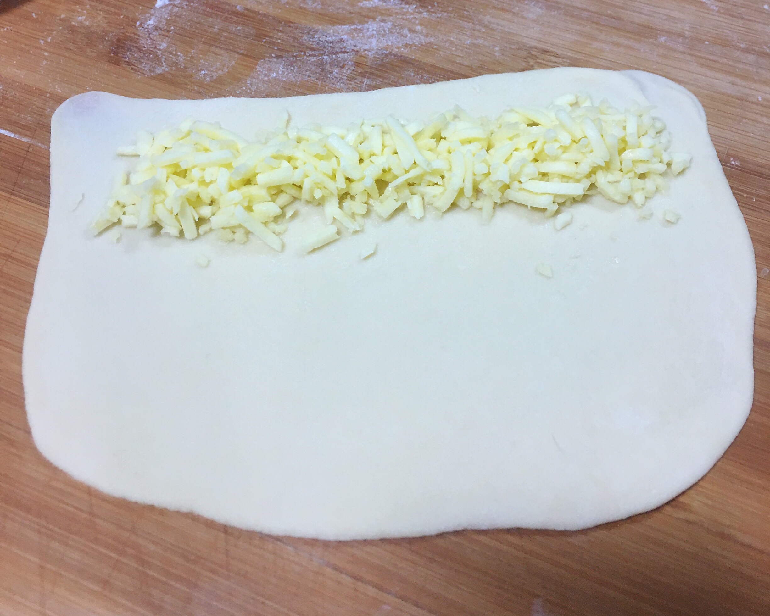 马苏里拉奶酪馅毛毛虫面包的做法 步骤6