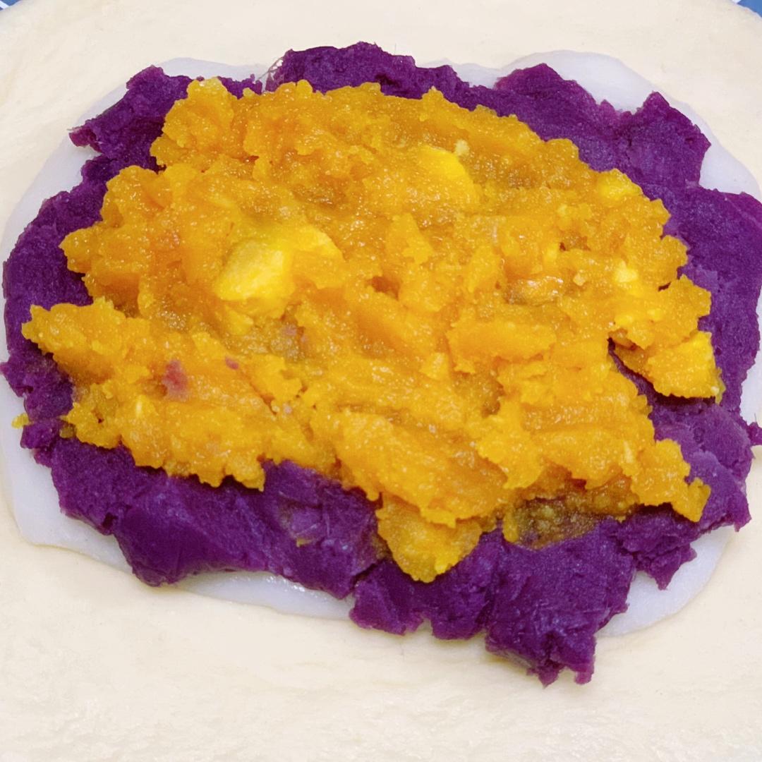 『咸蛋黄芋泥面包』