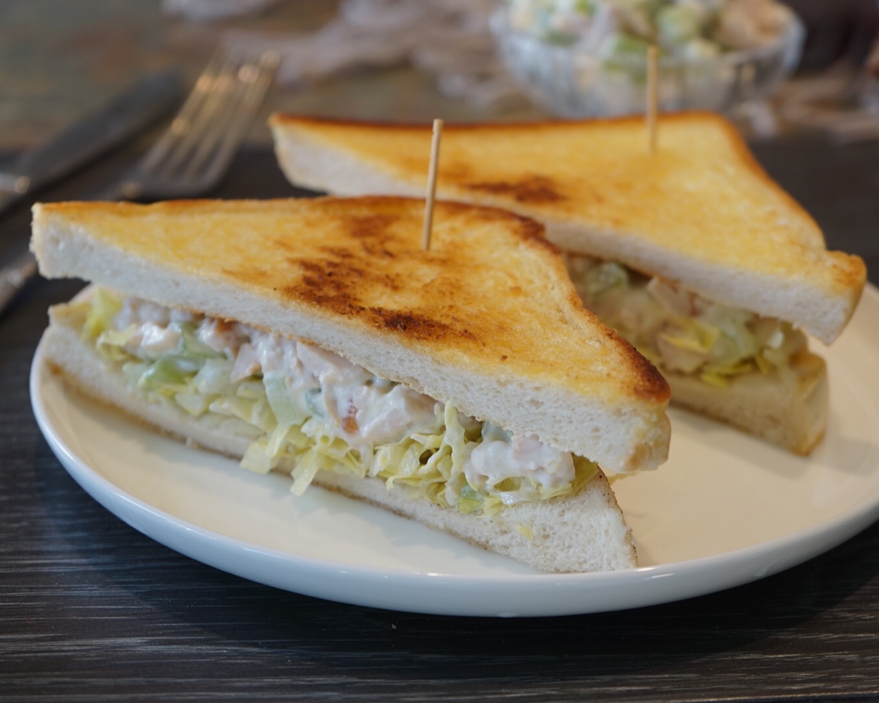 香煎西芹鸡肉沙拉三明治 Grilled chicken & celery salad sandwich的做法