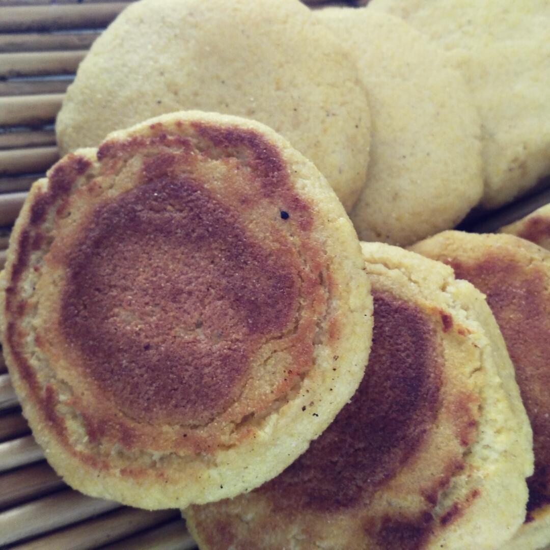 话梅时光做的正宗东北玉米面大饼子