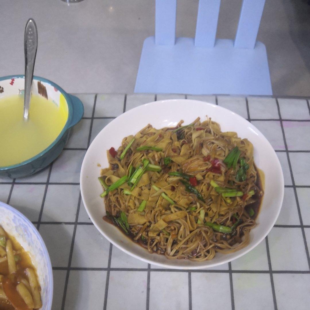 香辣金针菇豆皮
