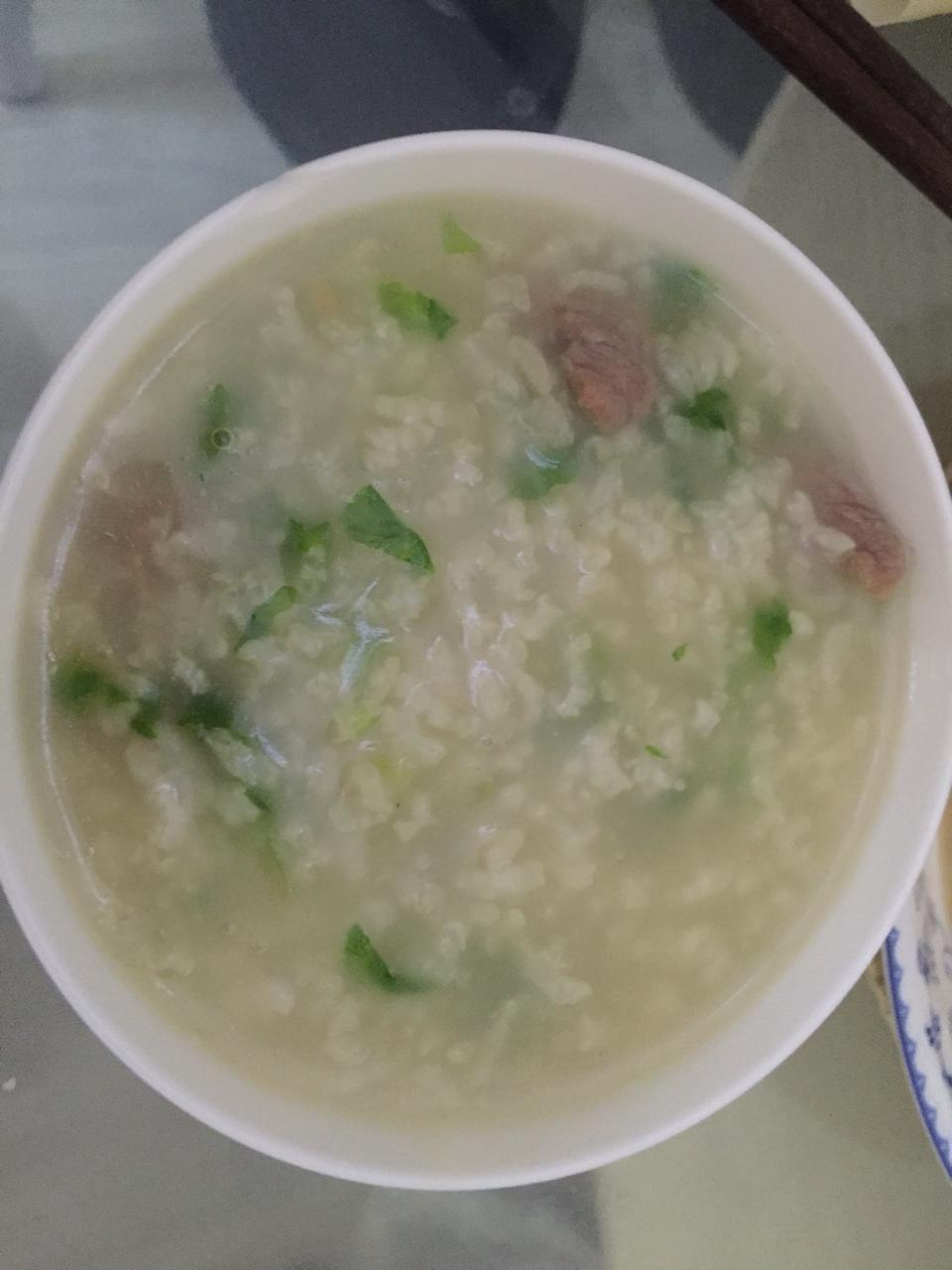 广式生菜丝牛肉粥