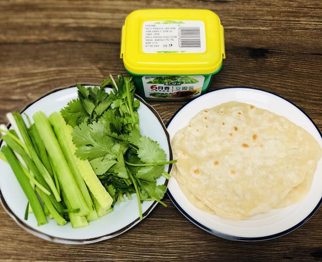 小葱香菜黄瓜卷饼的做法