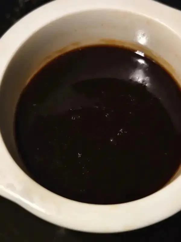 炖阿胶冻，每天喝一勺很方便，适合懒人手脚冰凉的姐妹，好喝不上火！黄酒阿胶冰糖比例是2:1:1！