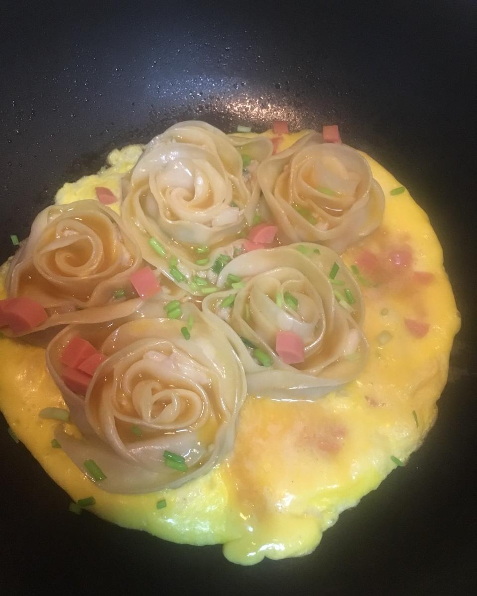 玫瑰花抱蛋虾饺