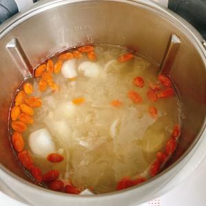 新鲜银耳莲子百合汤的做法 步骤6