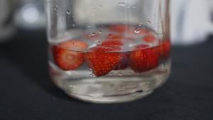 草莓天然酵母的做法 步骤1