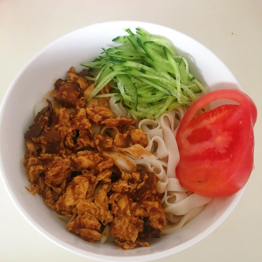 鸡蛋炸酱面