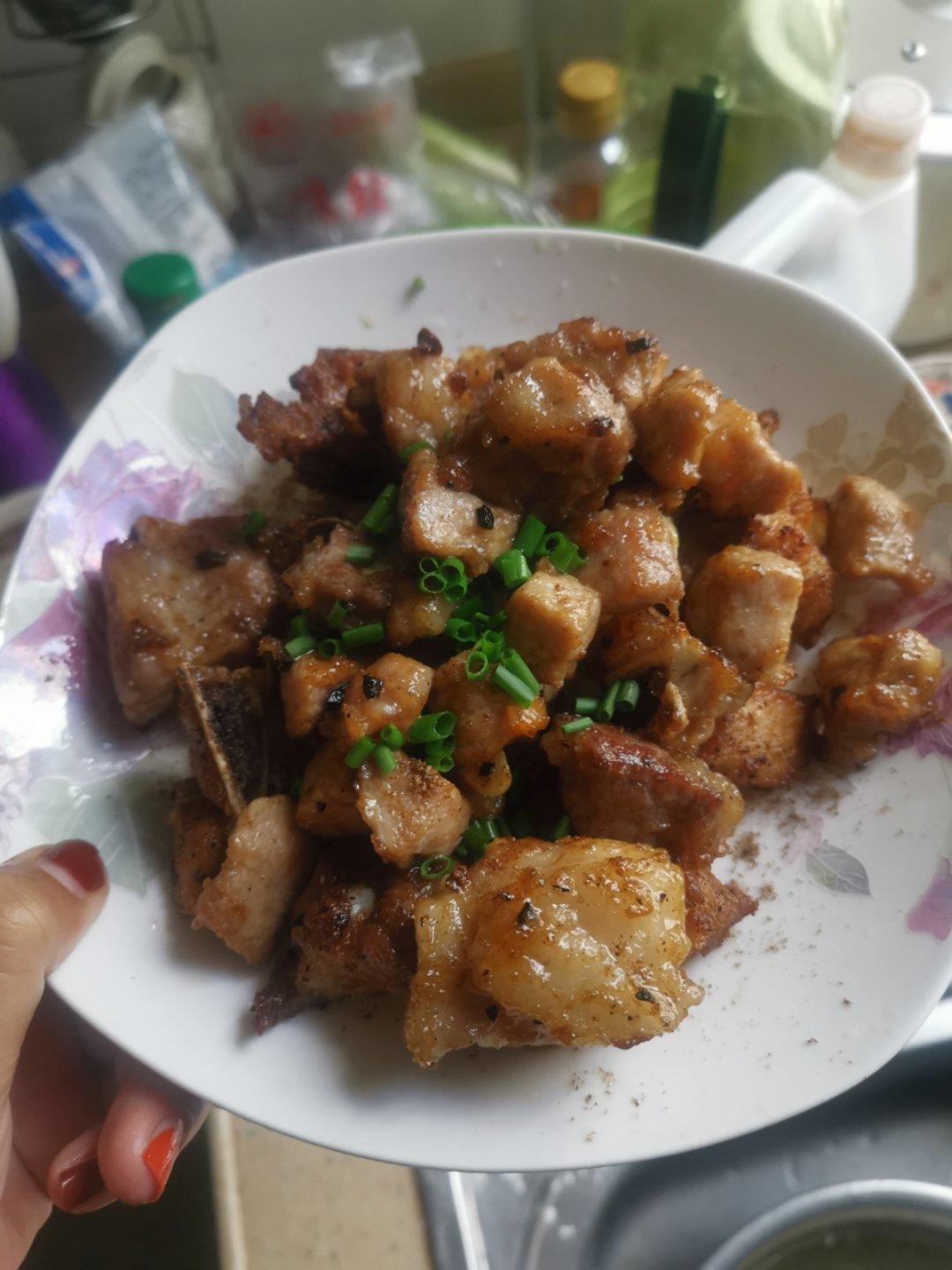 【椒盐蒜香排骨】