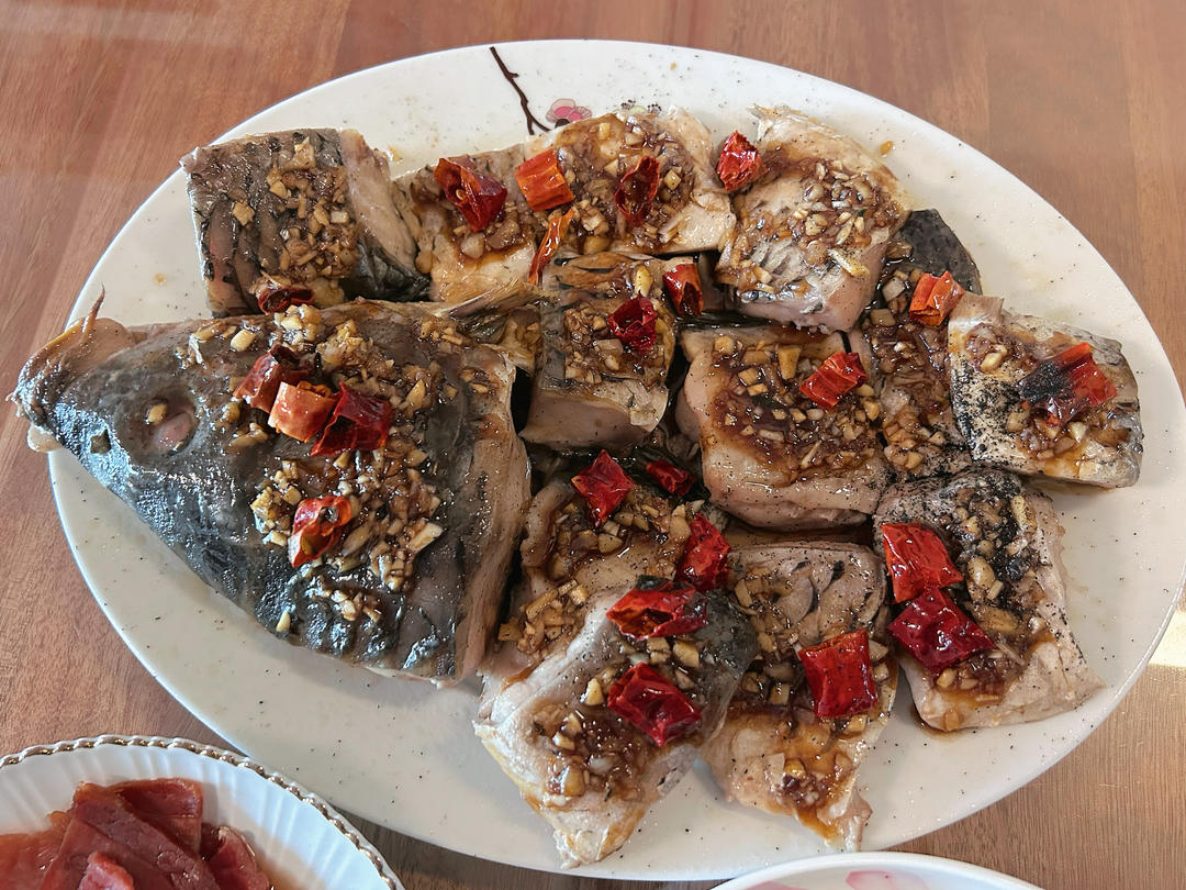 吃了30年鲤鱼，原来不炸不烧才最好吃，大厨分享特色美食蒜爆鱼