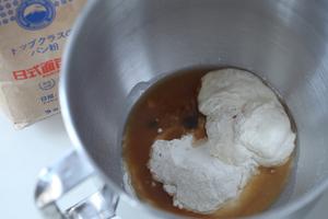 与众不同的风味，红糖枣香软欧包的做法 步骤2