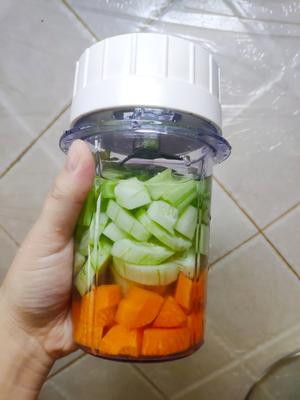 零脂超有饱腹感的晚餐——胡萝卜黄瓜芹菜汁的做法 步骤1