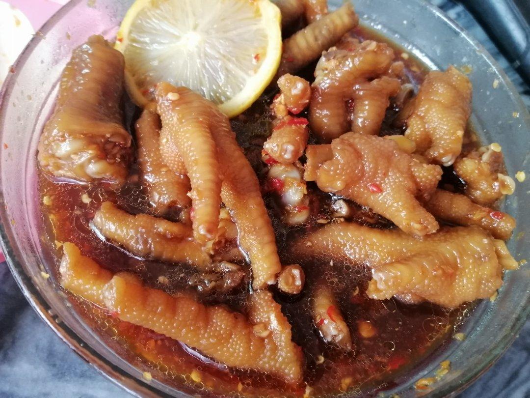 我喜欢的蒜辣鸡爪，太好吃嘞，看着电视半盘下去了～