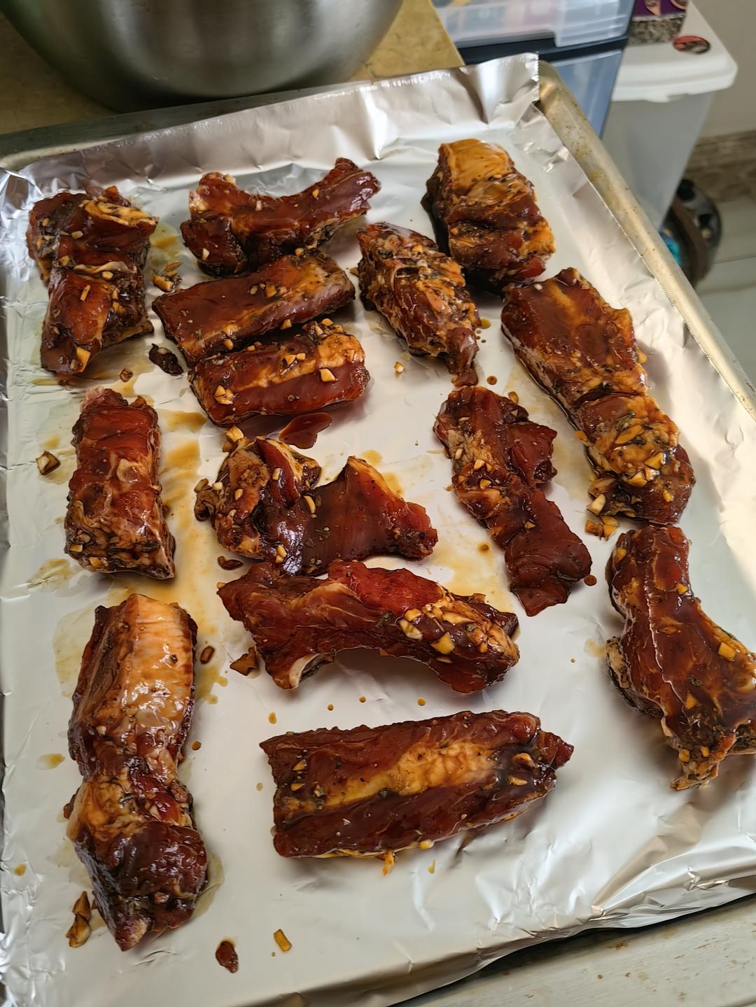 外焦里嫩！好吃到舔手指的蒜香烤排骨