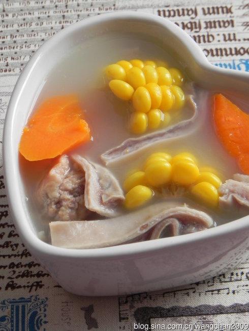 玉米胡萝卜猪肚汤的做法