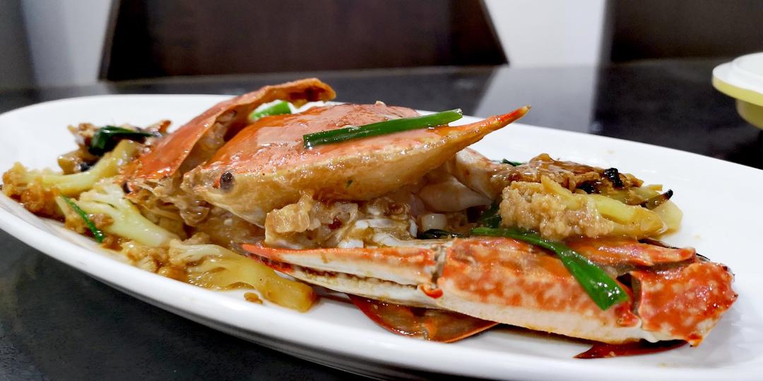 厨师长教你：“姜葱煎蟹”的家常做法，蟹香汁浓，鲜味十足