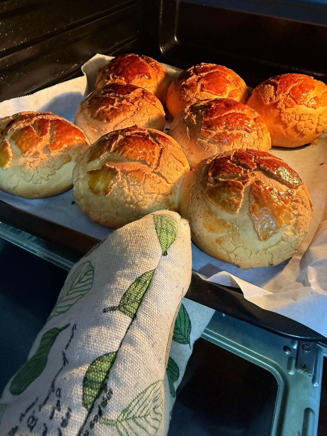 做100款面包の12：在家开茶餐厅!港式菠萝包 –不划格子自然裂开的香酥脆皮！菠萝油/酥皮包