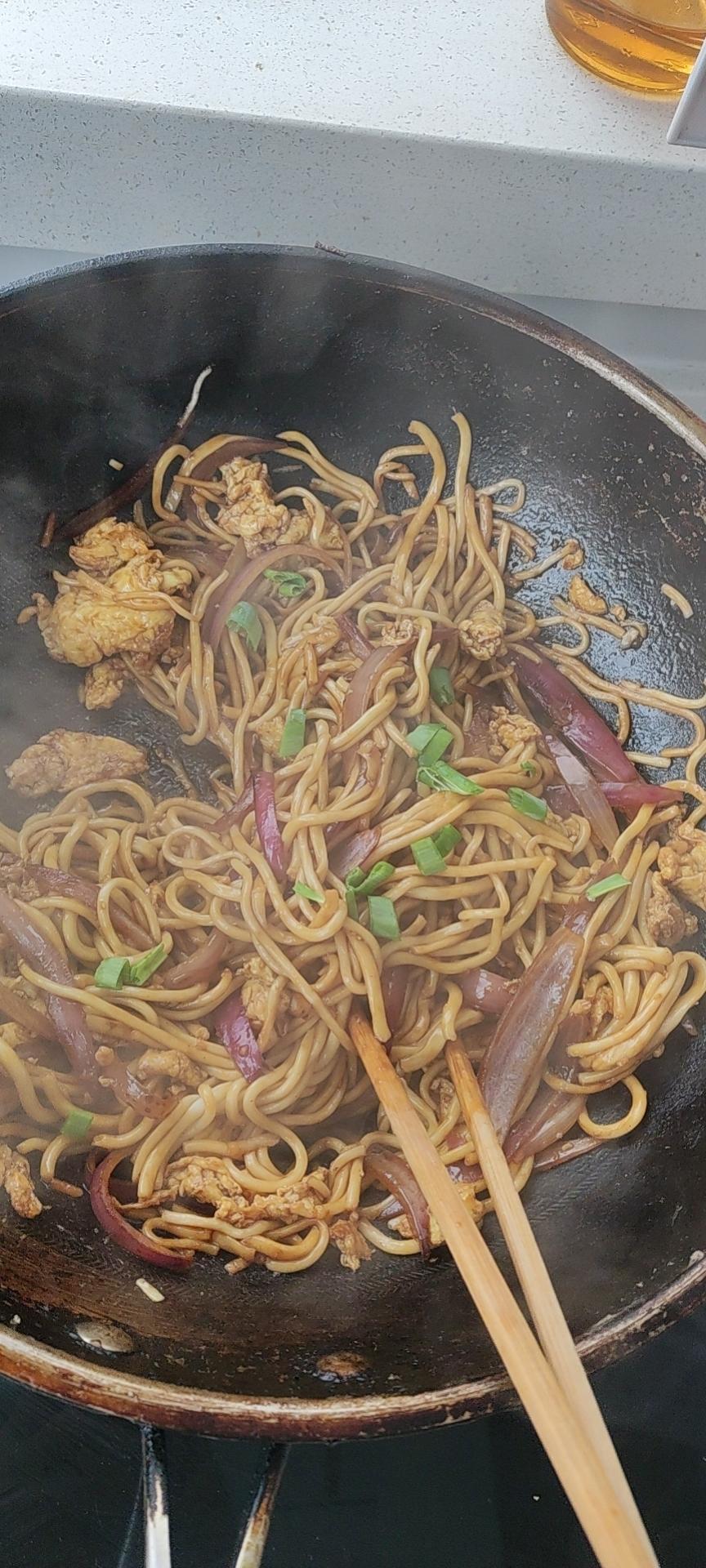 洋葱鸡蛋拌面