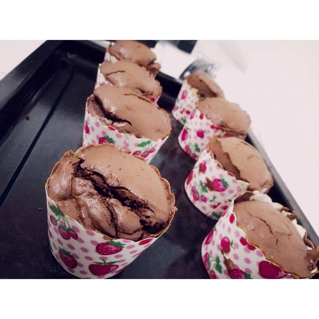 超润巧克力纸杯蛋糕（非常适合裱花、盖糖皮的cupcake方子）