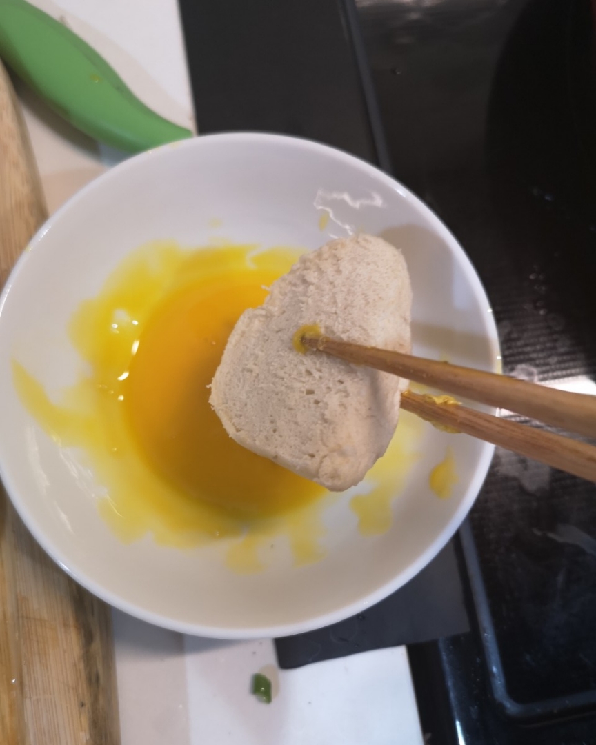 祎祎10m辅食————鲜虾蛋黄藕丝饼+黄金馒头的做法 步骤2