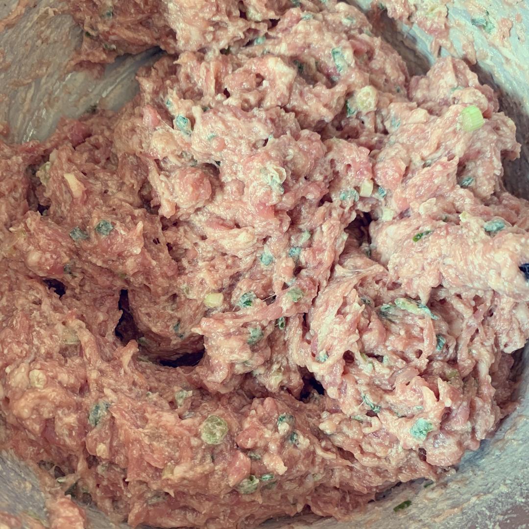 松软多汁的肉包子