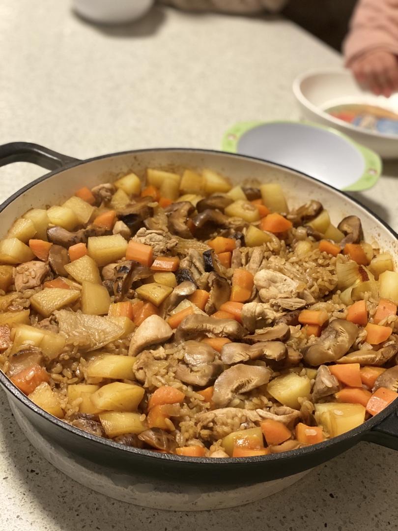 【香菇鸡肉焖饭】