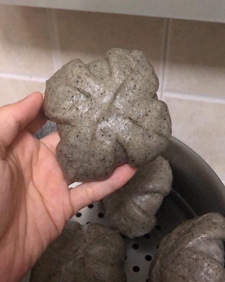黑芝麻花瓣包（馒头）