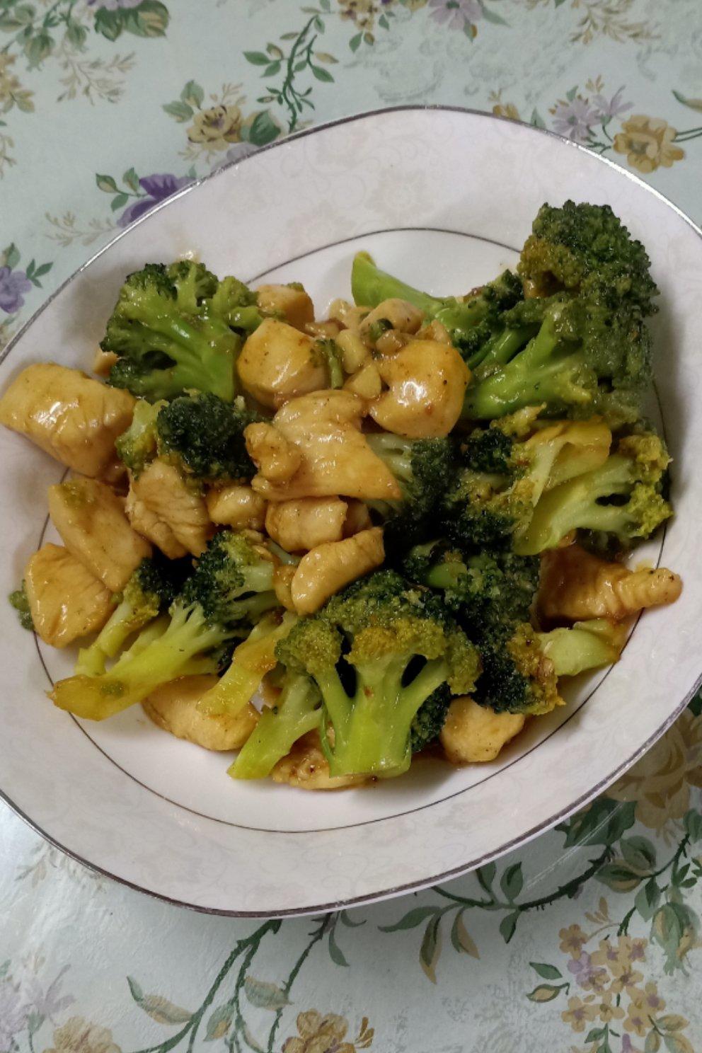鸡胸肉炒西兰花