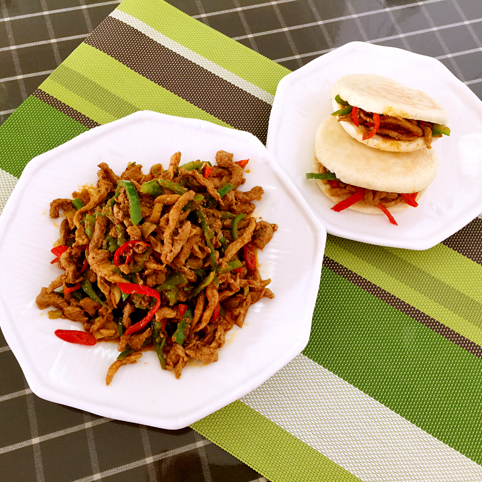 昊天妈咪的小厨房做的西安特色小吃…孜然炒肉夹馍