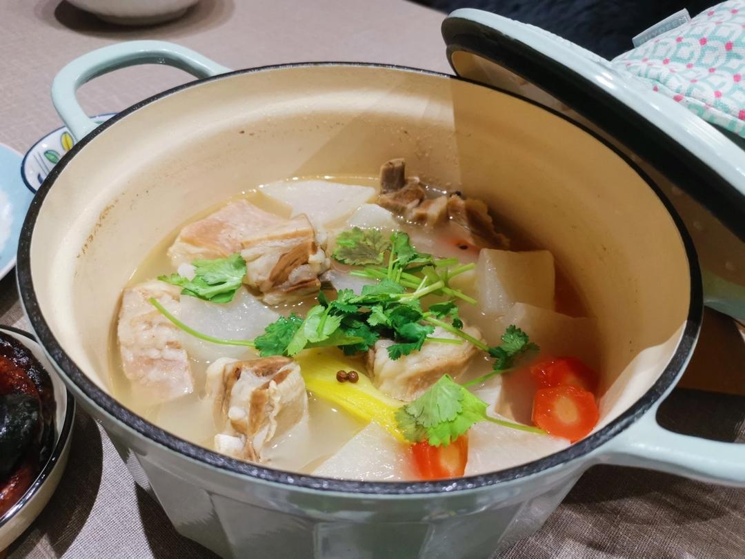 清炖羊排，老爸的拿手菜，汤鲜味浓，羊肉软烂，连萝卜都非常好吃