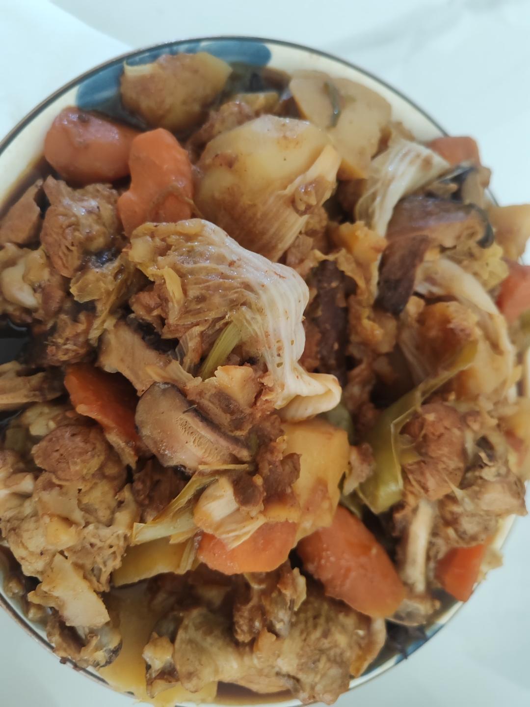 翅根炖土豆的做法