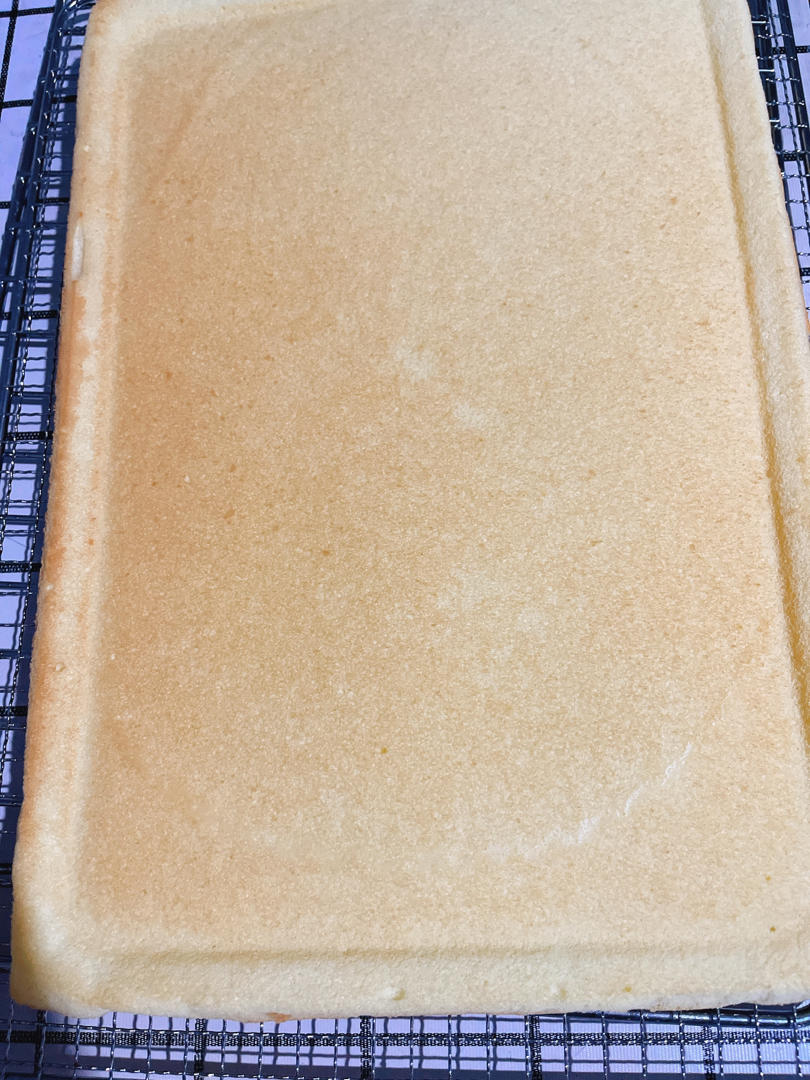 杏仁片咸奶油霜蛋糕卷