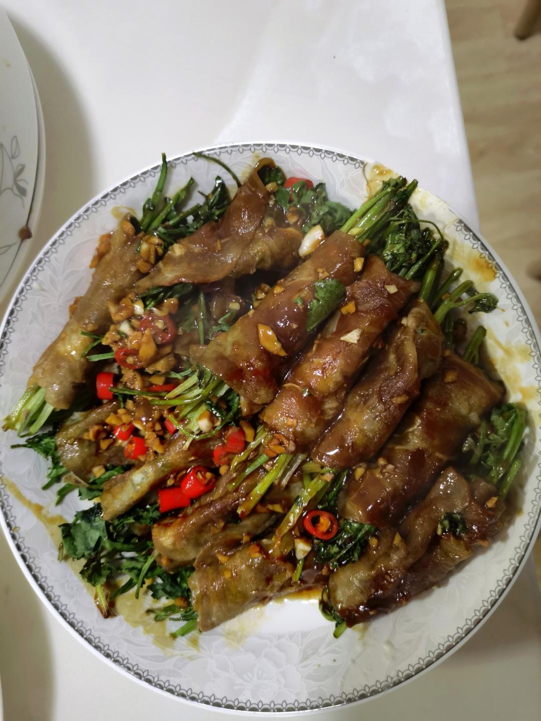 蜜汁浇淋煎锅金针菇香菜肥牛卷