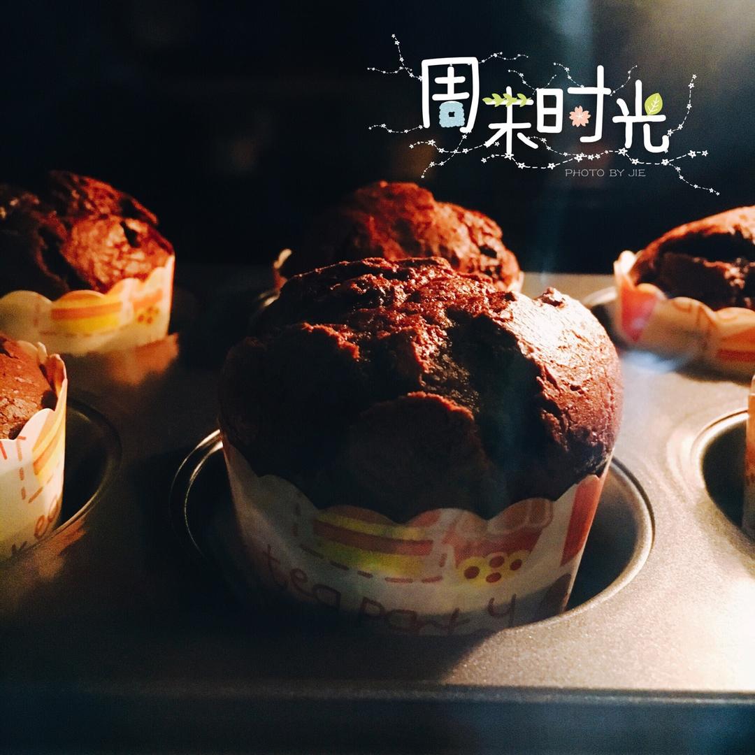超润巧克力纸杯蛋糕（非常适合裱花、盖糖皮的cupcake方子）