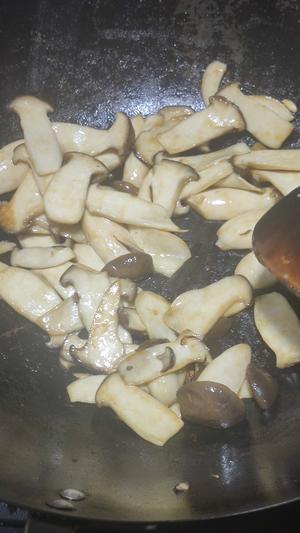 鸡腿菇炒肉片的做法 步骤3