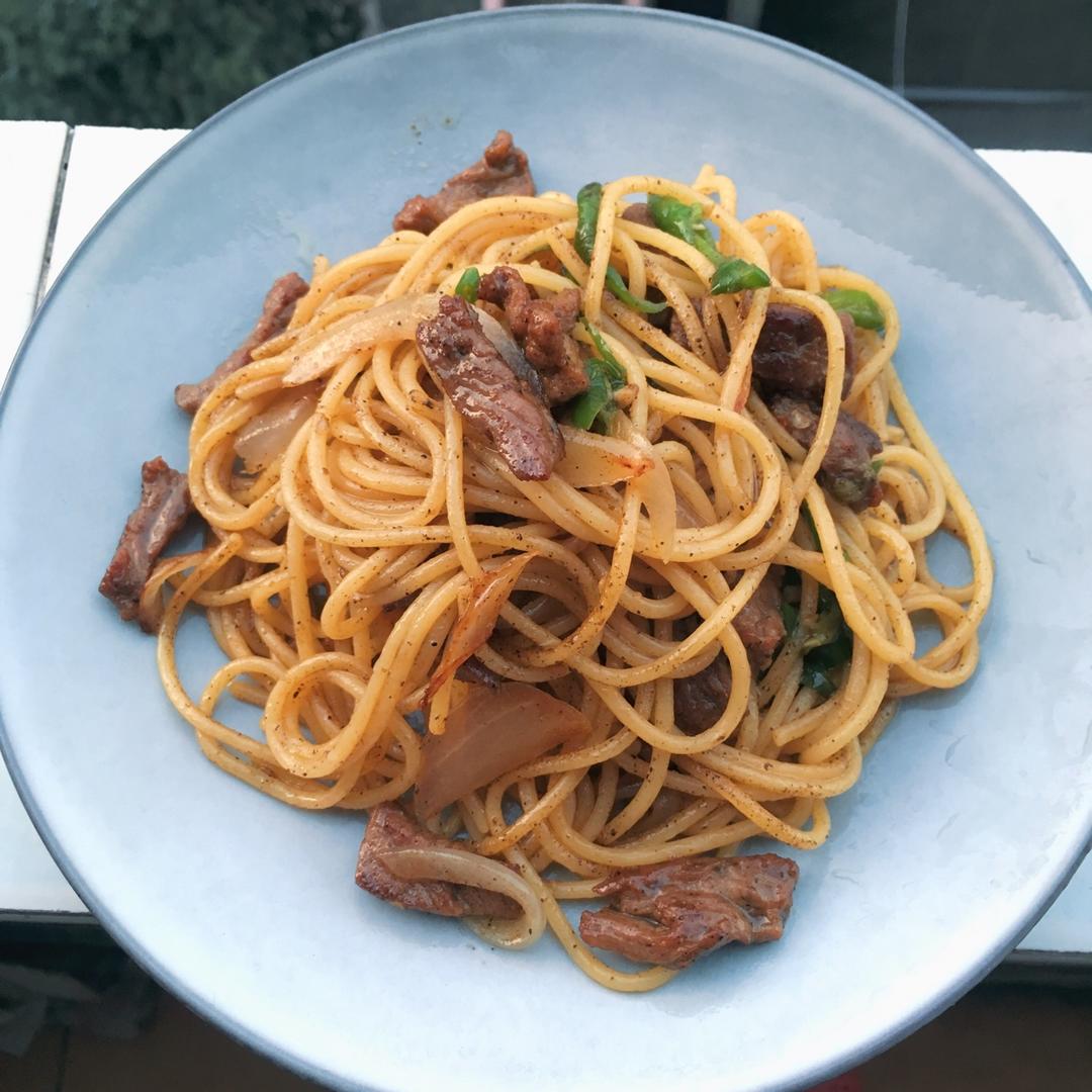 黑椒牛柳炒意面