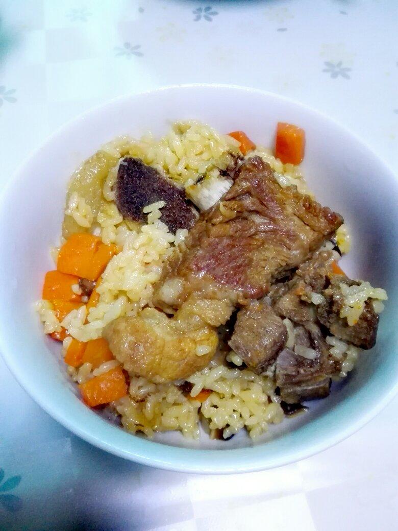 喷香排骨焖饭（爆好吃）