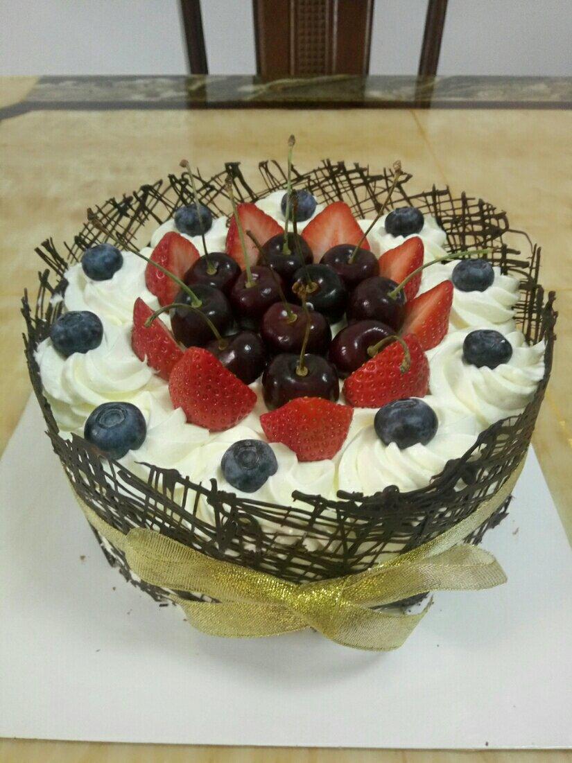 tyqvvv做的白色巧克力围边蛋糕