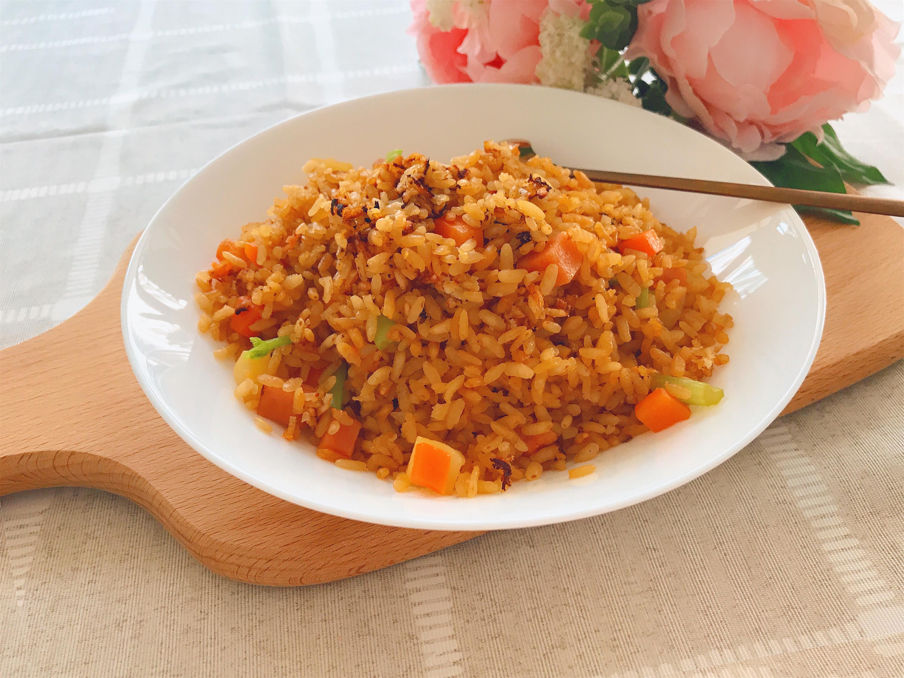 【钛锅厨神】只需10分钟，生米也能做出香喷喷的炒饭！的做法