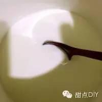 草莓椰香酸奶冻的做法 步骤2