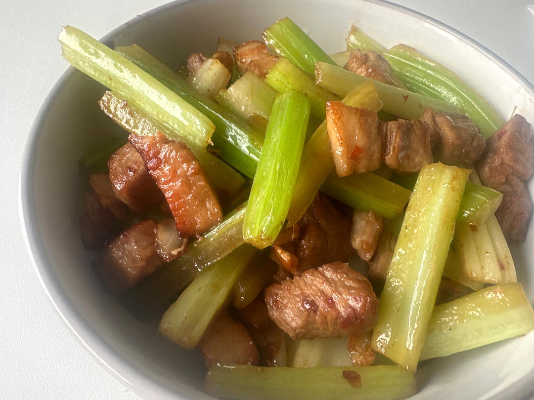 猪肉炒芹菜（小时候的家常菜）