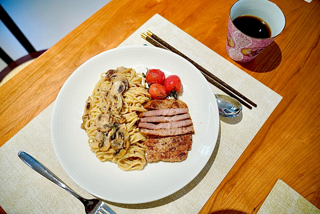 牛排口蘑菠菜意大利面